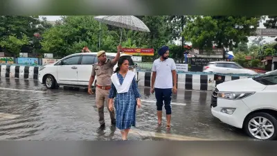 UP Rain: सड़क पर उमड़ रहे बारिश के पानी में उतरीं लखनऊ कमिश्नर रोशन जैकब, सोशल मीडिया में वीडियो वायरल