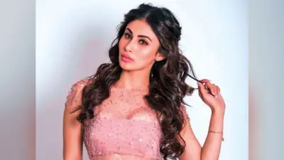 मौनी रॉय के रिंग फिंगर पर दिखी डायमंड रिंग, फैंस बोले- क्या हो गई सगाई?