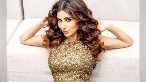 मौनी रॉय का गोल्डन शिमर ड्रेस में जबरदस्त फोटोशूट, फैंस बोले- ‘आपकी हॉटनेस ने मौसम…’