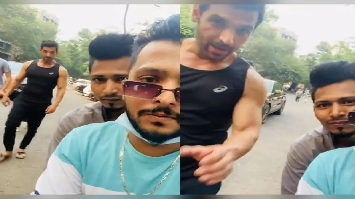 जॉन अब्राहम ने बाइक पर बैठे शख्स का छीना फोन, जानें पूरा मामला, VIDEO VIRAL
