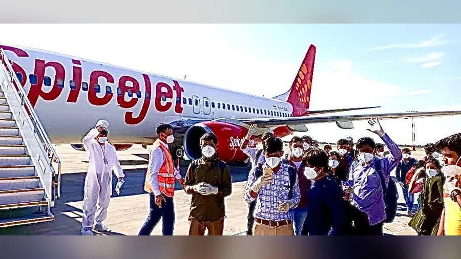 सोनू सूद ने की विदेश में फंसे छात्रों की मदद, पहली उड़ान की तसवीर शेयर कर कहा- जय हिंद