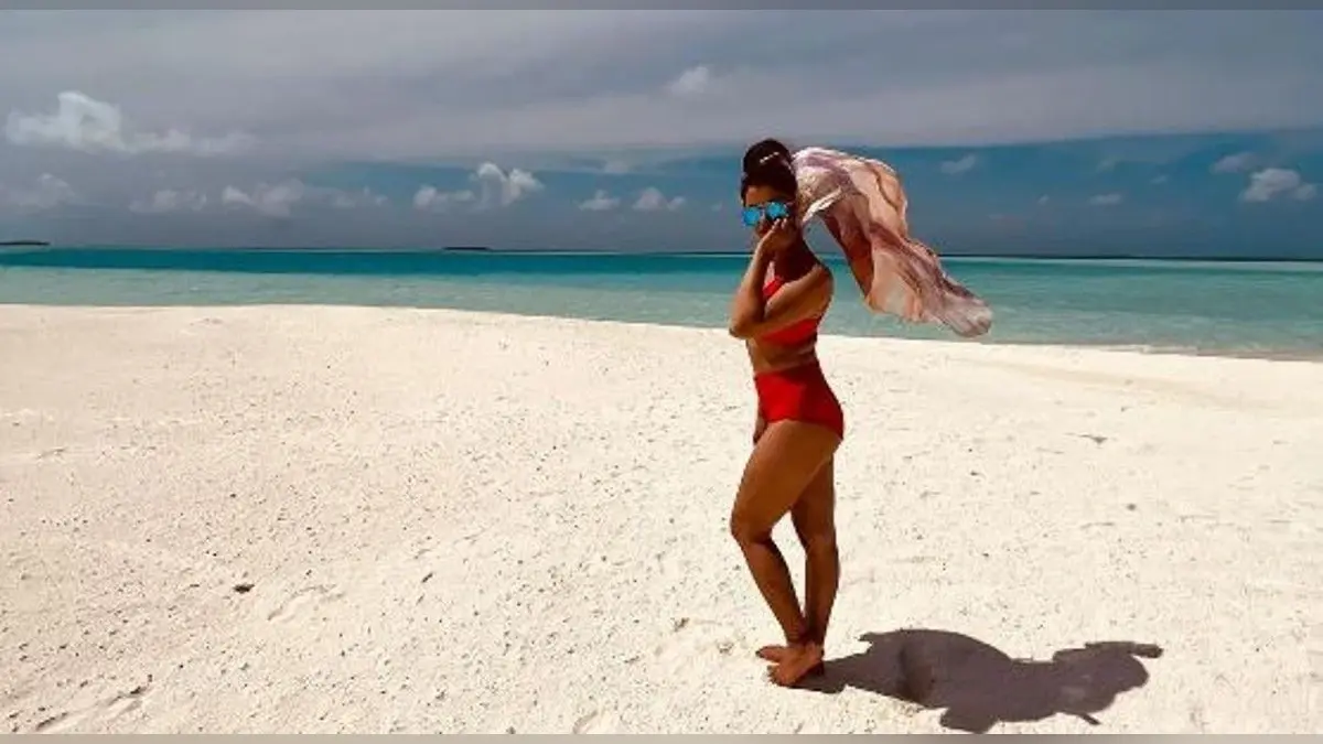 लाल बिकिनी में Rubina Dilaik का दिखा सिजलिंग अवतार, पति के साथ मालदीव में यूं कर रहीं इंजॉय