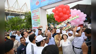 PHOTO: नेत्रदान का संदेश देने के लिए रांची में अनूठी दौड़, आंख पर काली पट्टी बांधकर दौड़ी बेटियां