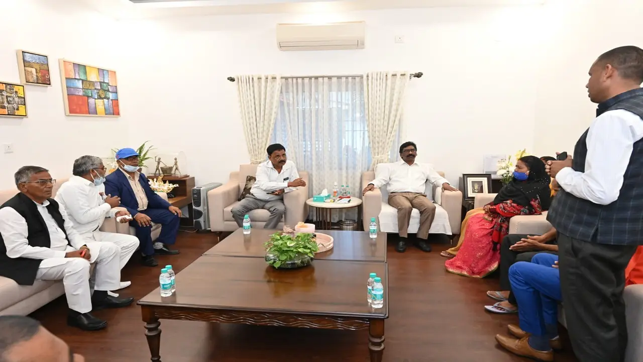 रूपेश पांडे हत्याकांड: सीएम हेमंत सोरेन से रूपेश के माता-पिता ने मांगा न्याय, CBI से जांच कराने की मांग