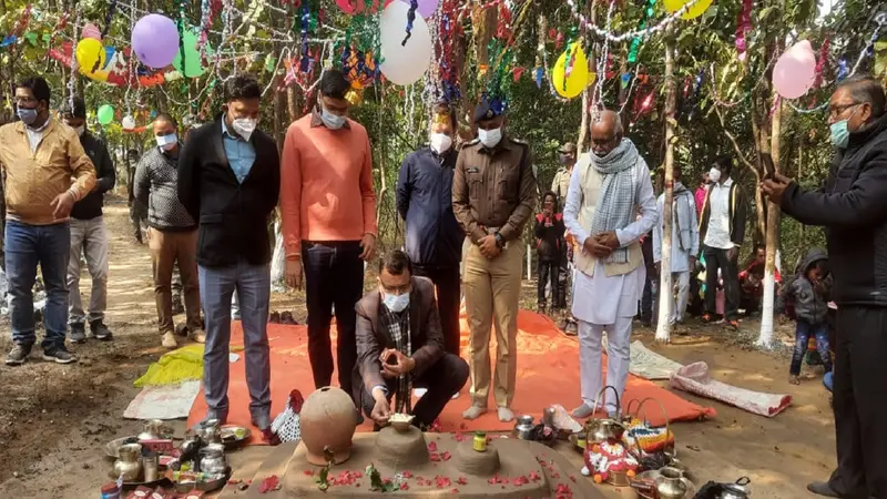 Jharkhand News:वृक्षों को रक्षासूत्र बांधकर बोले सिद्धार्थ त्रिपाठी, झारखंड ग्रामीण विकास का मॉडल है सिमरकुंडी