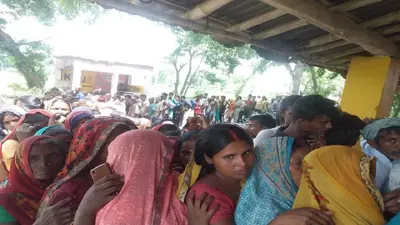 बिहार में यूरिया के लिए मारामारी, कड़ाके की ठंड में घर का कामकाज छोड़कर महिलाएं लगा रही लाइन
