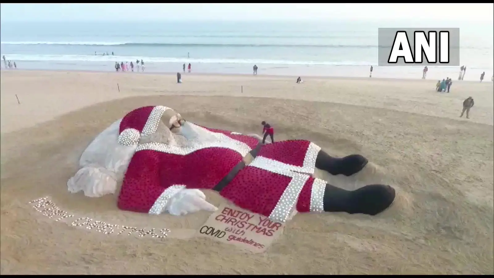 Christmas 2021: सैंड आर्टिस्ट ने अनोखे अंदाज में दी क्रिसमस की बधाई, 5400 गुलाबों से बनाई सेंटा की कलाकृति