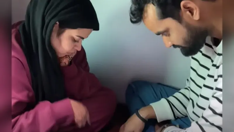 Saba Ibrahim Vlog: सबा इब्राहिम ने मुंबई को कहा अलविदा, पति सनी संग ट्रेन में खेला ये दिलचस्प गेम