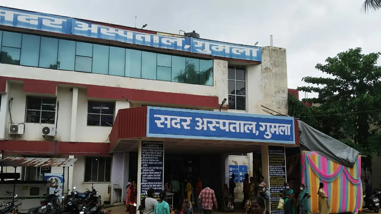 गुमला डीएस ने सदर अस्पताल के एचएम का वेतन रोका, प्रभात खबर ने शौचालय की सफाई न होने पर उठाया था सवाल