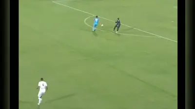 SAFF Championship: पाकिस्तानी गोलकीपर ने की एक छोटी सी गलती और सुनील छेत्री ने जड़ दिया गोल, देखें VIDEO