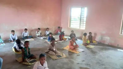 सहरसा के मुरली-बंसतपुर पंचायत के प्राथमिक विद्यालय में बच्चे जमीन पर बैठकर कर रहें पढ़ाई