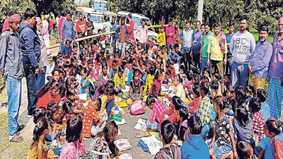 Bihar: दबंगों ने बंद किया स्कूल का रास्ता तो बीच सड़क लगी बच्चों की पाठशाला, आनन-फानन में पहुंची पुलिस