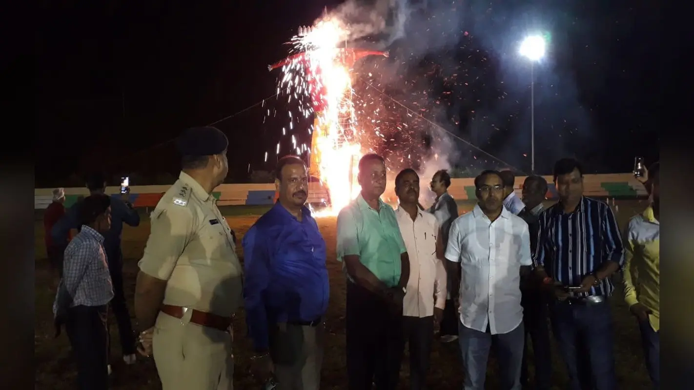 Vijayadashami 2022: बारिश भी नहीं रोक पायी रावण को जलने से, आतिशबाजी के बीच साहिबगंज में जल गया रावण