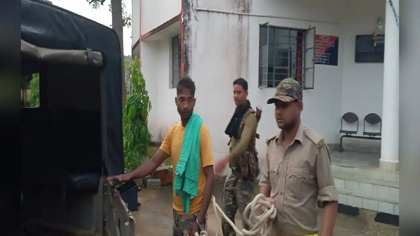 सिमडेगा में देशी कट्टा व जिंदा कारतूस के साथ अपराधी राजेश साहू गिरफ्तार