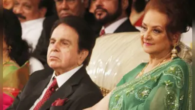 Dilip Kumar Death Anniversary: दिलीप साहब को यादकर भावुक हुई सायरा बानो, कहा-तकिए से दबा लेती हूं…