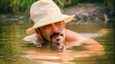 सलमान खान ने हैट लगाकर यूं किया तालाब में रिलैक्स, फैंस बोले- भाई! ध्यान देना पानी में सांप होते हैं…