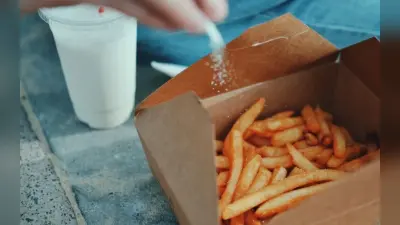 Salt Side Effects: 6 लक्षण जो बताते हैं कि आप बहुत ज्यादा नमक खा रहे और तुरंत बंद करने की जरूरत है