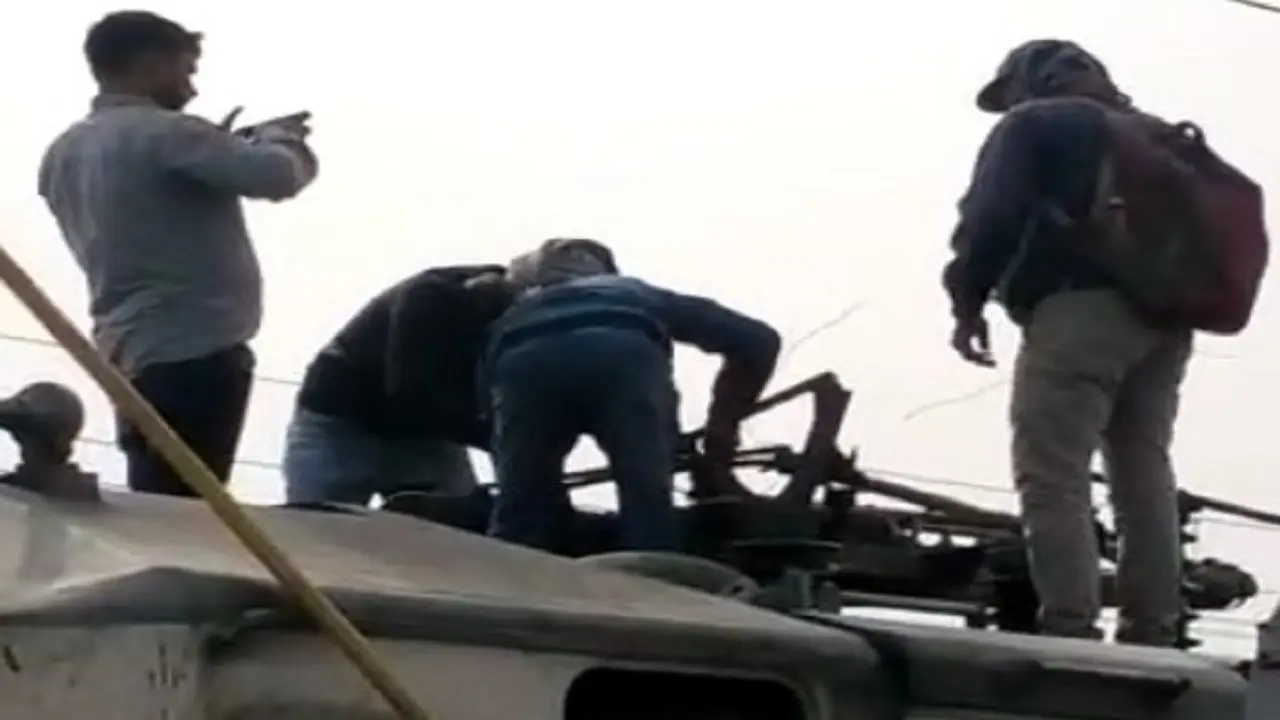 दरभंगा-समस्तीपुर रेललाइन पर आठ घंटे से सेवा बाधित, बिहार संपर्क क्रांति का पेंटो टूटा, आधा दर्जन ट्रेन हुई लेट