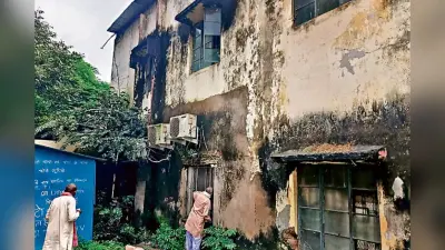 गुमला: कंडम घोषित पुराना समाहरणालय भवन में चल रहे हैं कई कार्यालय