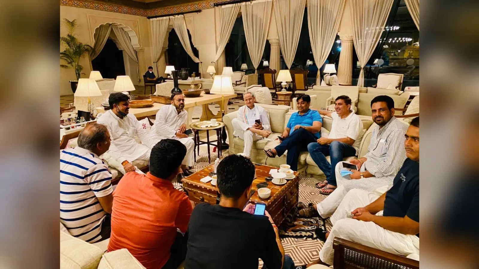 Rajasthan political crisis : गहलोत खेमा की मुश्किलें बढ़ी, 102 विधायकों को खिलाफ कोर्ट में शिकायत दर्ज, जानें