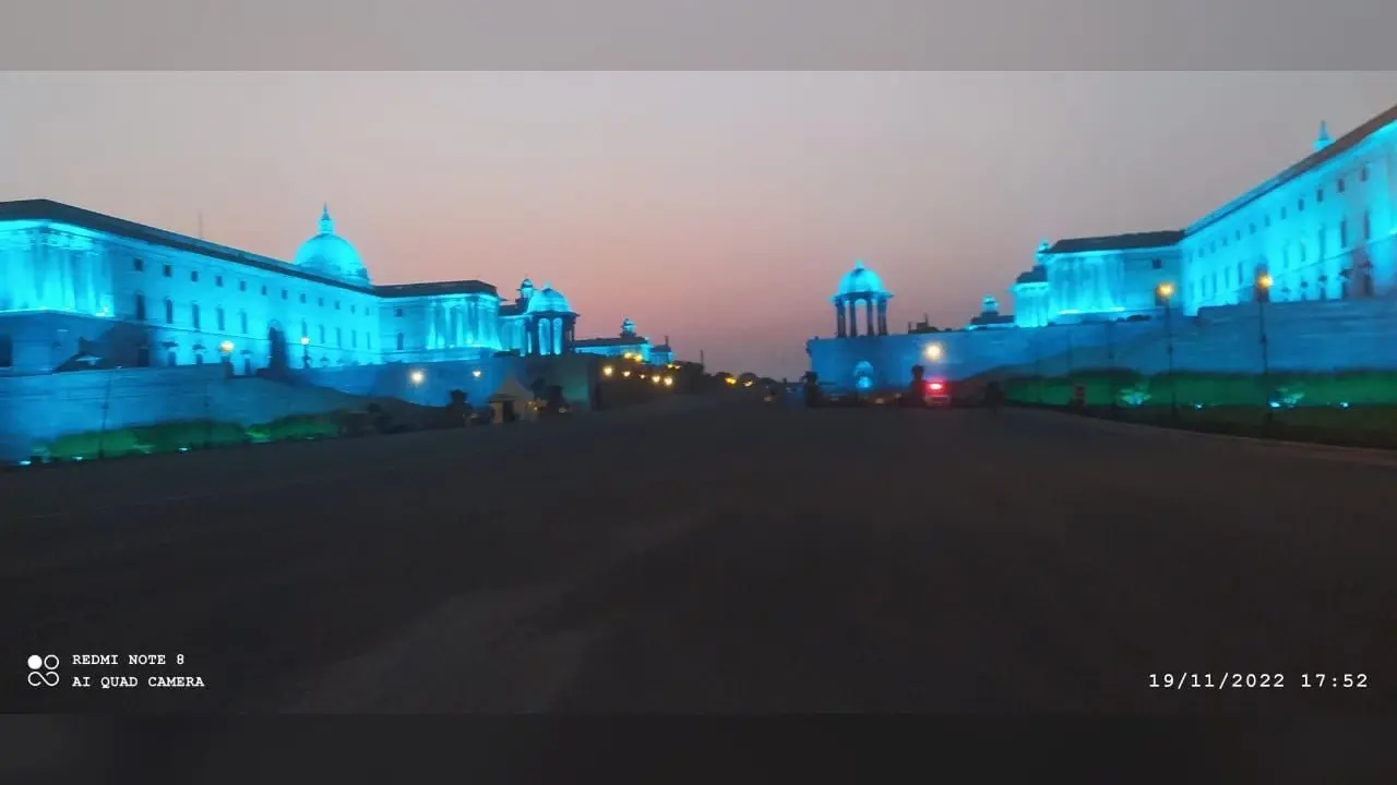 विश्व बाल दिवस की पूर्व संध्या पर नीले रंग में सज गई पूरी दिल्ली, संसद भवन से कुतुब मीनार तक सब कुछ ब्लू