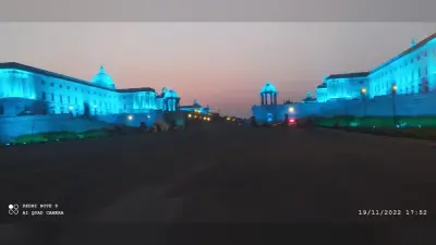 विश्व बाल दिवस की पूर्व संध्या पर नीले रंग में सज गई पूरी दिल्ली, संसद भवन से कुतुब मीनार तक सब कुछ ब्लू