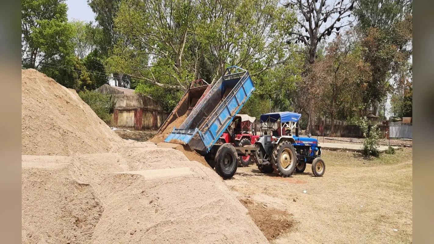 मनाही के बाद भी नदियों से हो रहा है बालू का उठाव, NGT ने लगायी है 15 अक्तूबर तक रोक