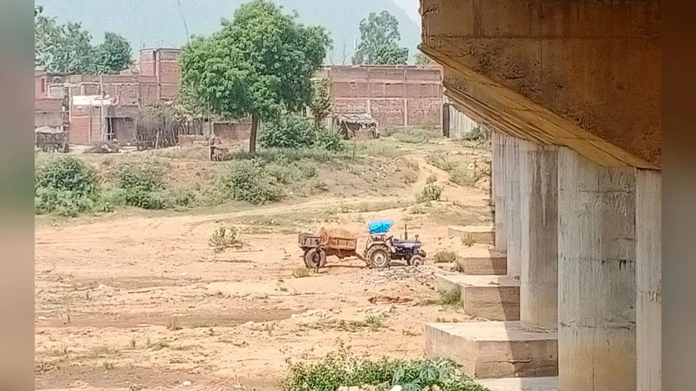 झारखंड में रोक के बावजूद बालू का खेल जारी, पुलिस से बचने के लिए गली-मोहल्ले वाली सड़कों पर दौड़ रही गाड़ियां