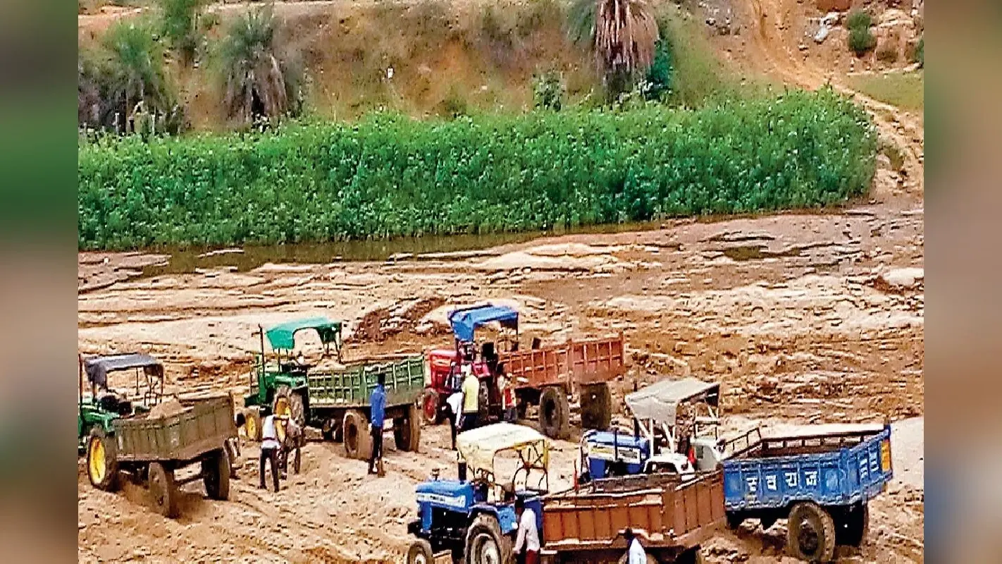 बालू व मिट्टी का अवैध खनन बदस्तूर जारी, माफियाओं की कट रही चांदी