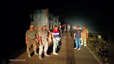 Jharkhand: घाटशिला एसडीओ ने चंदनपुर में आधी रात बालू तस्करों के खिलाफ चलाया अभियान, 16 हाईवा जब्त