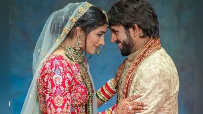 PHOTOS : पहलवान संगीता फोगाट ने शेयर की शादी की तसवीरें, पति बजरंग पूनिया संग ऐसे दिए पोज