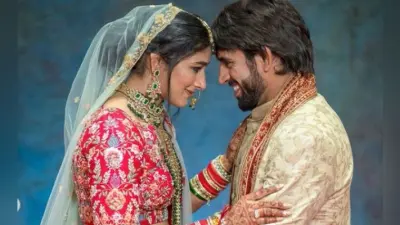 PHOTOS : पहलवान संगीता फोगाट ने शेयर की शादी की तसवीरें, पति बजरंग पूनिया संग ऐसे दिए पोज