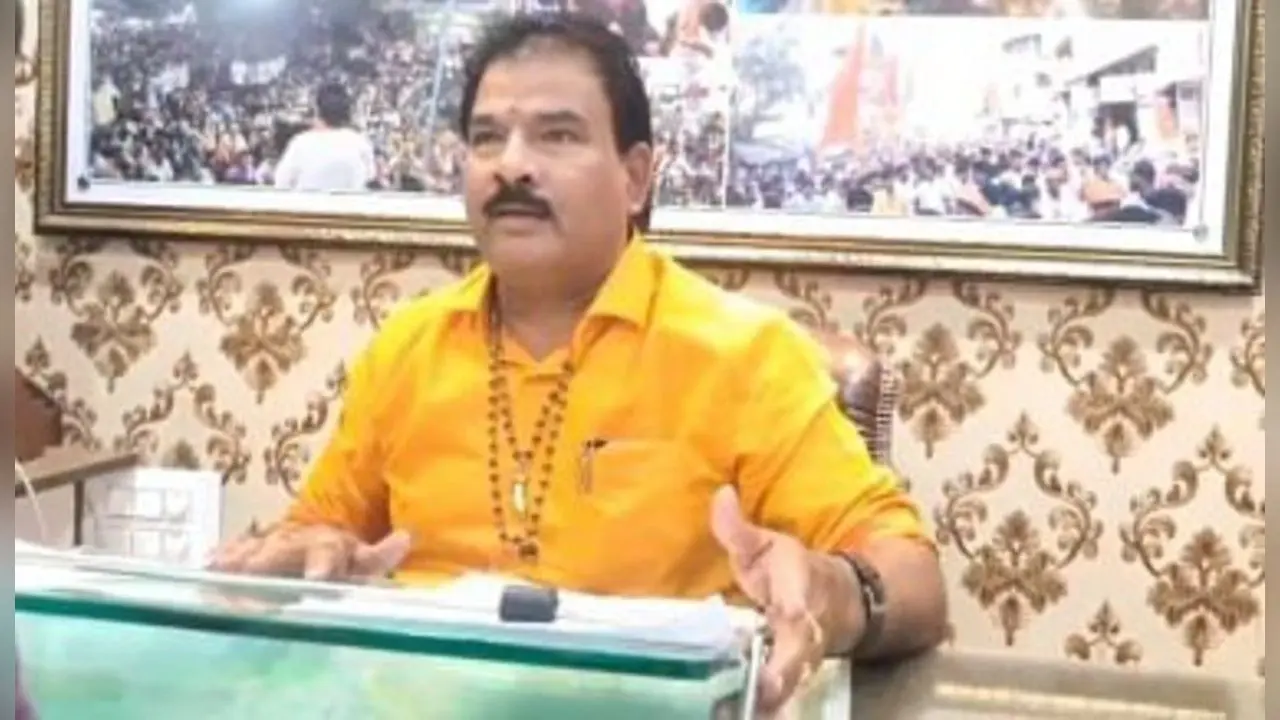 शिवसेना विधायक ने पूर्व मुख्यमंत्री देवेंद्र पर किया हमला, बोले – ‘मुझे कोरोना वायरस मिलता, तो फडणवीस के मुंह में डाल देता’