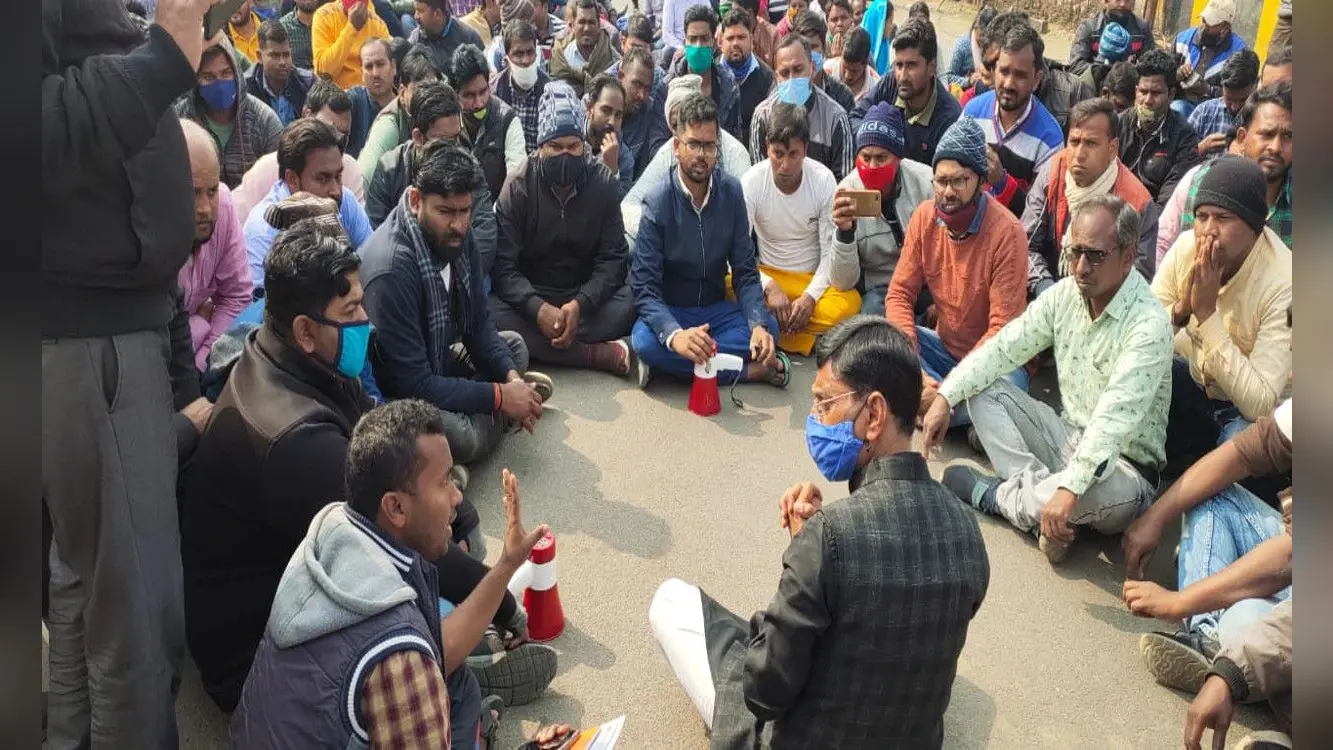 रांची के बिरसा चौक पर संविदा कर्मियों का धरना- प्रदर्शन जारी, बीजेपी सांसद और विधायक ने की मुलाकात
