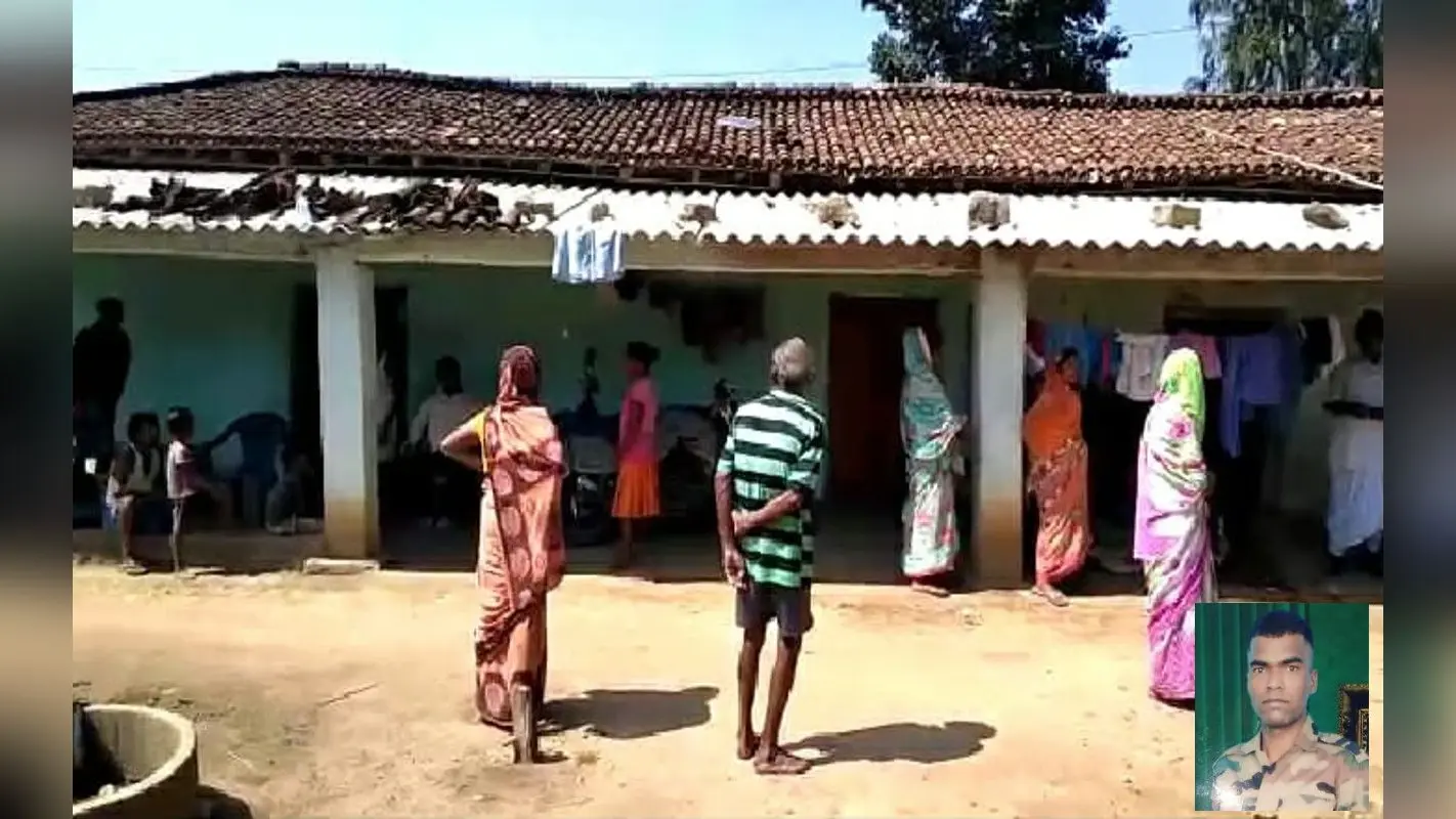 गुमला : शहीद संतोष गोप के गांव से प्रशासन ने मोड़ा मुंह, नहीं लगी प्रतिमा, सरकारी मदद को भटक रहा परिवार