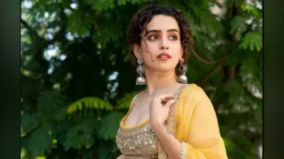 सान्या मल्होत्रा की तसवीर क्लिक करते हुए फिसलकर गिरे फोटोग्राफर, एक्ट्रेस ने दिया ऐसा रिएक्शन, VIDEO