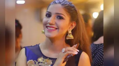 ऑफ शोल्डर ड्रेस में सपना चौधरी को देखकर फैंस हुए क्रेजी, देसी क्वीन का नया सॉन्ग ‘Bangro’ मचा रहा धमाल, VIDEO