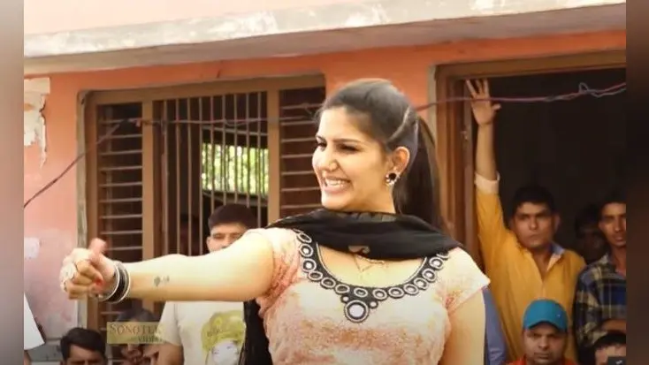 Sapna Choudhary के ठुमके देखने के लिए उमड़ी लोगों की भीड़, देसी क्वीन का ये VIDEO देखा आपने?