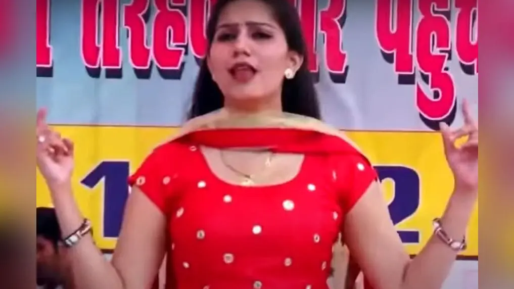 सपना चौधरी ने सलवार सूट में नहीं ब्लैक साड़ी में ढाया कहर, सोशल मीडिया पर उनके डांस वीडियो ने मचाया तहलका