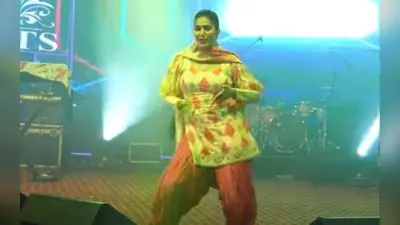 Sapna Choudhary Dance: सपना चौधरी ने स्टेज पर मचाया गदर, ठुमकों से लूटी महफिल, देखें VIDEO