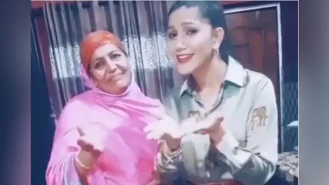 VIDEO : सपना चौधरी ने अपनी मां के साथ किया धमाकेदार डांस, वीडियो देख फैंस के उड़े होश