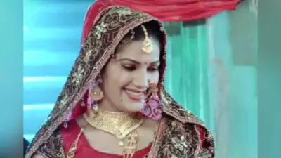 Sapna Choudhary: स्टेज पर डांस करते अचानक गिर पड़ी सपना चौधरी, खुद को ऐसे संभाला और फिर…