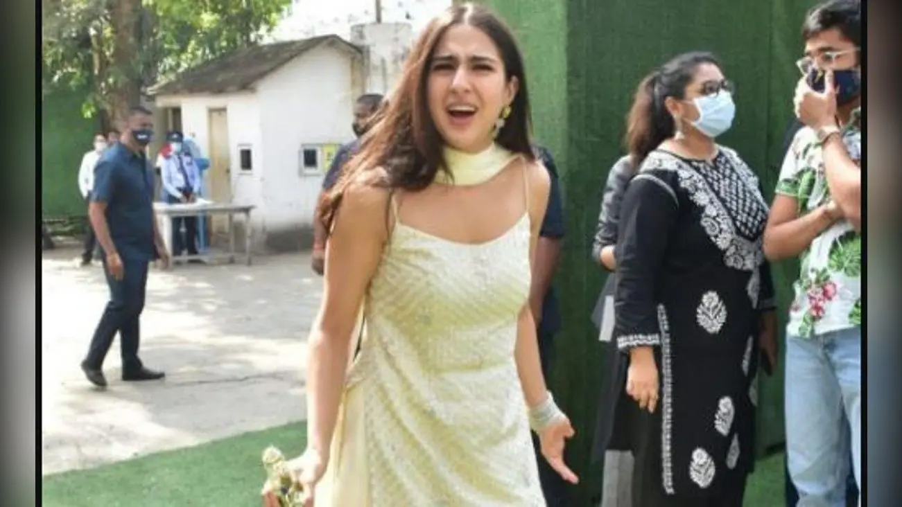 EID Mubarak: सारा अली खान ने कुछ इस तरह मनाई ईद, हाथों में सेवई लेकर फैंस को दी बधाईयां, VIDEO