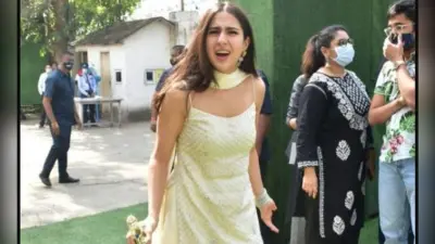EID Mubarak: सारा अली खान ने कुछ इस तरह मनाई ईद, हाथों में सेवई लेकर फैंस को दी बधाईयां, VIDEO