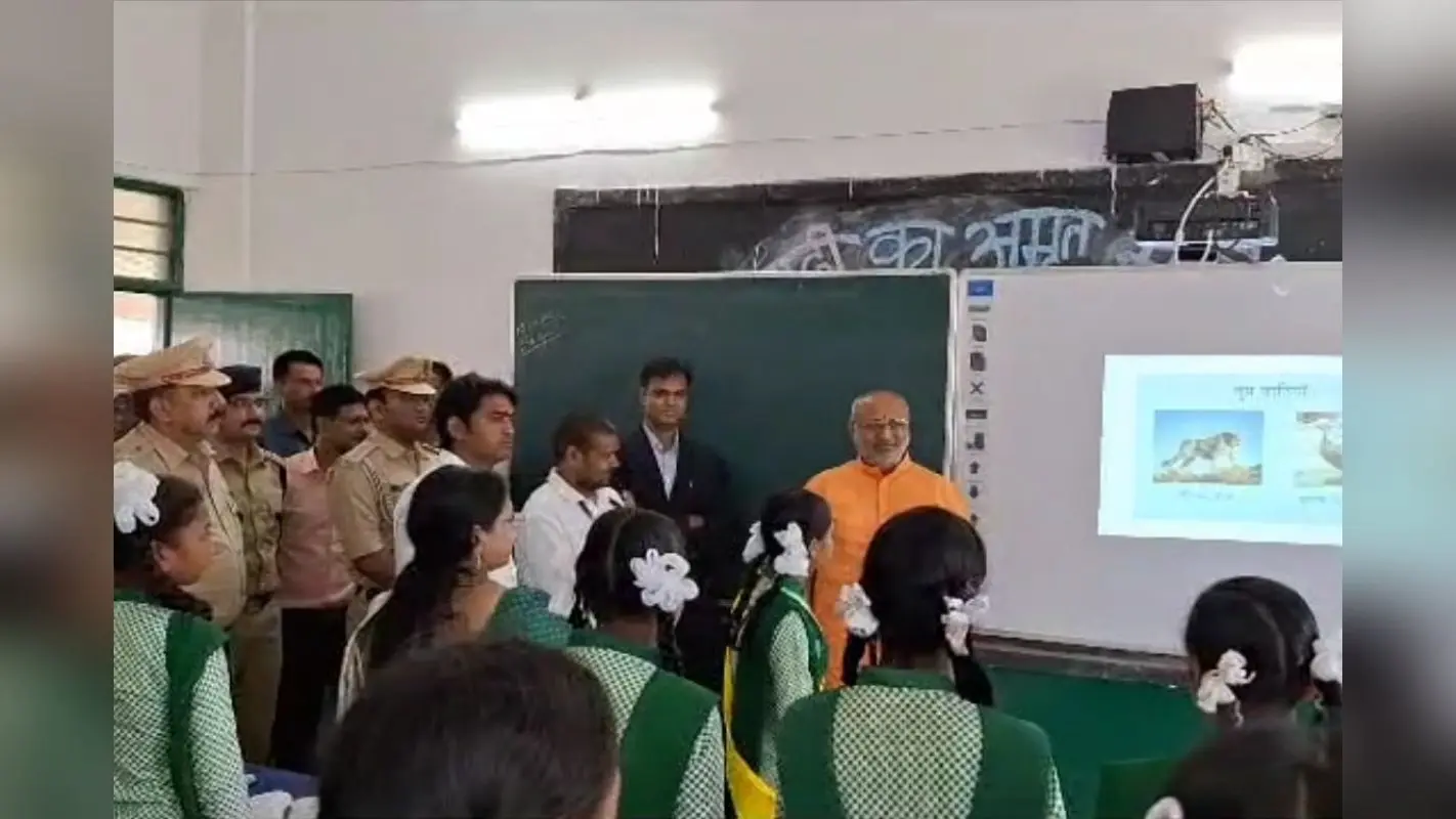 सरायकेला में राज्यपाल ने स्टूडेंट्स से किया संवाद, बच्चों को अंडा और दूध मिले, राज्य सरकार से करेंगे बात