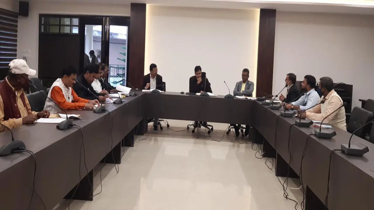 Jharkhand news: सरायकेला- खरसावां का 151 आदिवासी गांव बनेगा मॉडल विलेज, तैयारी को लेकर डीसी ने की चर्चा