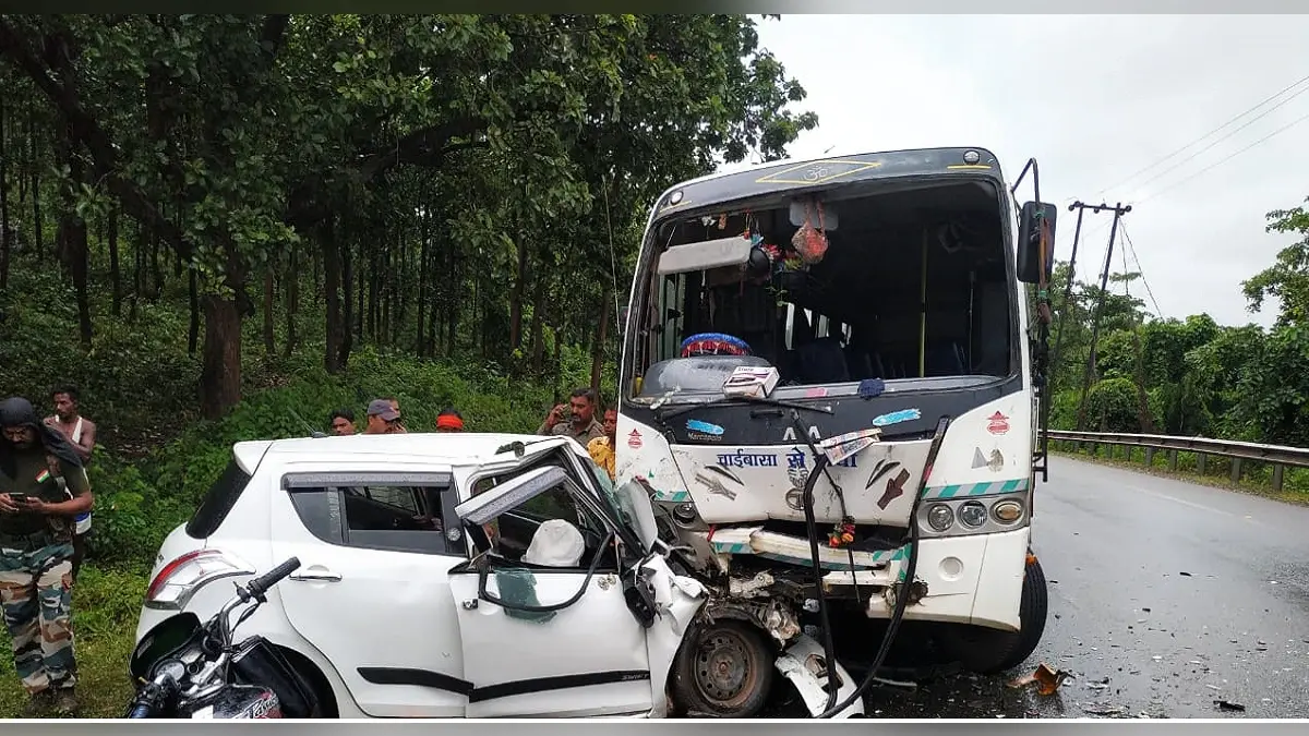 झारखंड में भीषण सड़क हादसा, कार-बस में भिड़ंत से 3 की मौत, 1 बच्चे की हालत नाजुक