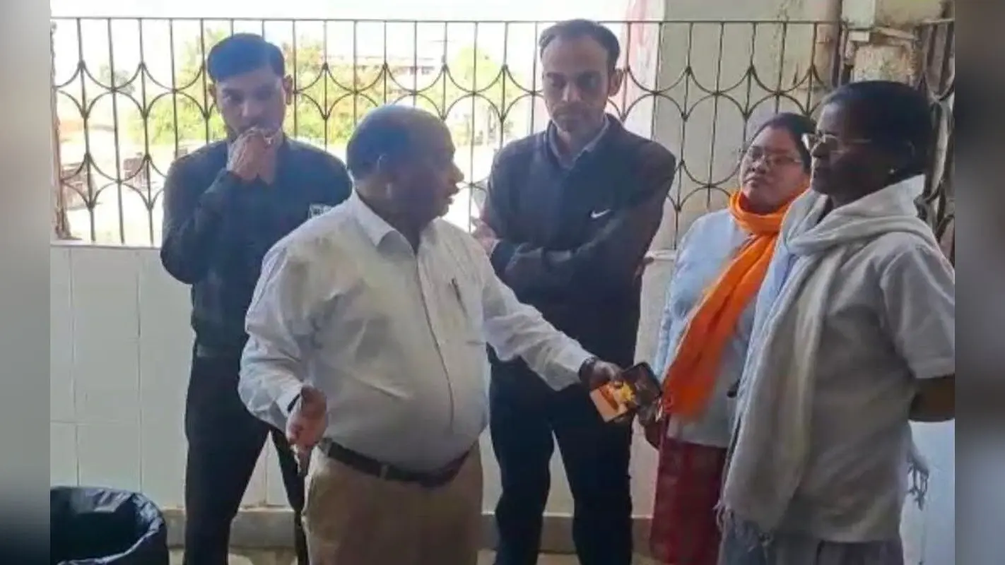 Jharkhand News: सरायकेला सदर हॉस्पिटल के दूसरे तल्ले से एक मरीज ने कूदकर दी जान, जानें पूरा मामला