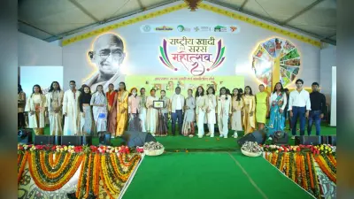 खादी मेला की अनोखी तस्वीरें : बच्चे को गोद में लेकर रैंप पर उतरी माॅडल, दिव्यांगों ने भी बिखेरा जलवा