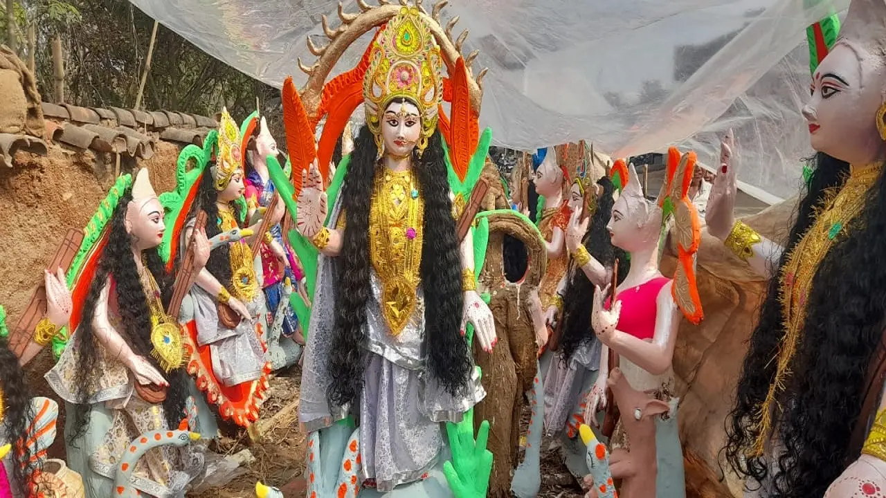 Basant Panchami 2022: झारखंड में सरस्वती पूजा कल, कोरोना व महंगाई के बीच मूर्तिकारों की क्या है पीड़ा